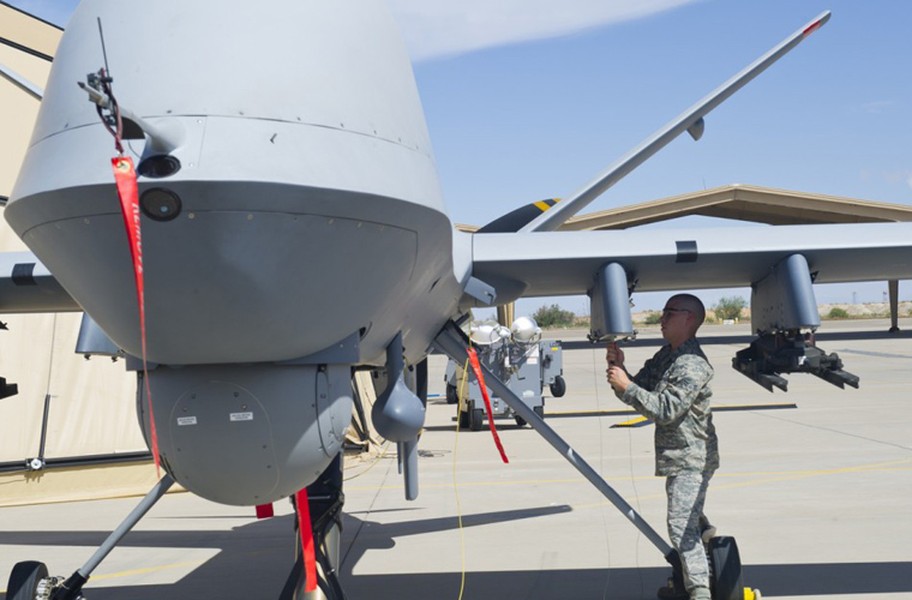 MQ-9 Reaper là loại UAV trinh sát, tấn công tầm xa do Tập đoàn General Atomics chế tạo, trang bị trong Không quân Mỹ. Trong ảnh là kỹ thuật viên thuộc Tổ vũ khí ở căn cứ Holloman (Mỹ) đang chuẩn bị giá treo lắp vũ khí cho MQ-9 Reaper.